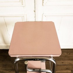 Tabouret / escabeau en formica rose