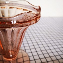 Coupes à fruits,en verre rose