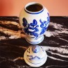 Pots en porcelaine gris, motifs bleus.