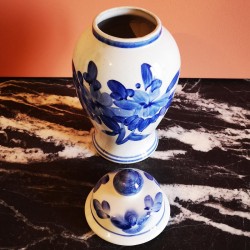 Pots en porcelaine gris, motifs bleus.