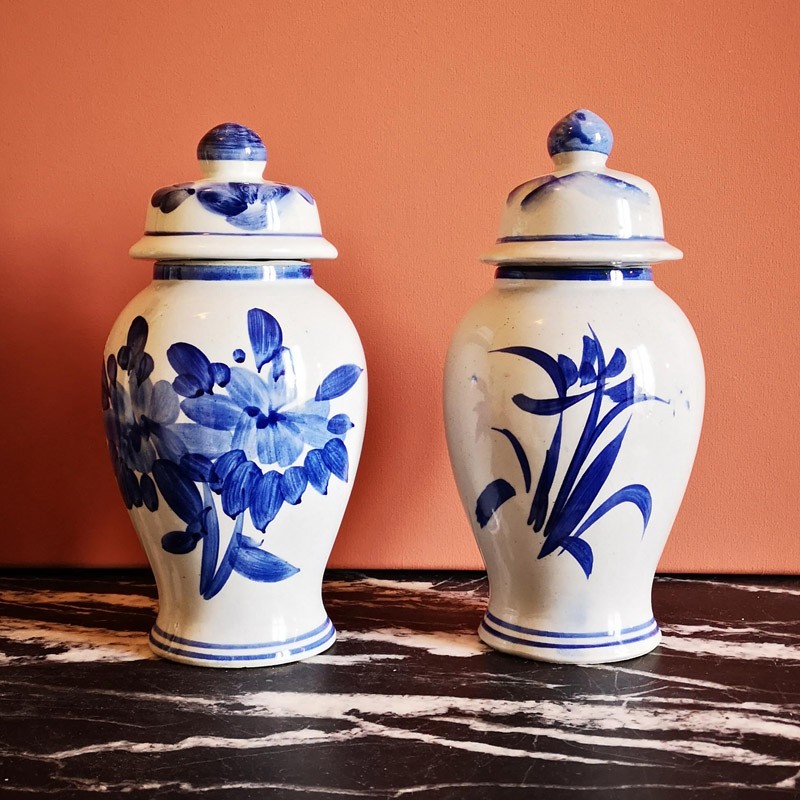 Pots en porcelaine gris, motifs bleus.