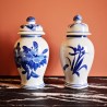 Pots en porcelaine gris, motifs bleus.