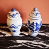 Pots en porcelaine gris, motifs bleus.
