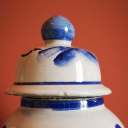 Pots en porcelaine gris, motifs bleus.