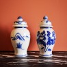Pots en porcelaine gris, motifs bleus.